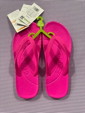 NWT Crocs Flip Flops In Pink Crush / Electric Pink - Size W8